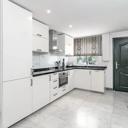 Contemporary 2br Apt With Terrace In Nueva Andalucia 'the Golf Valley' شقة