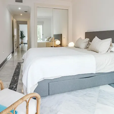 Contemporary 2br Apt With Terrace In Nueva Andalucia 'the Golf Valley' شقة *