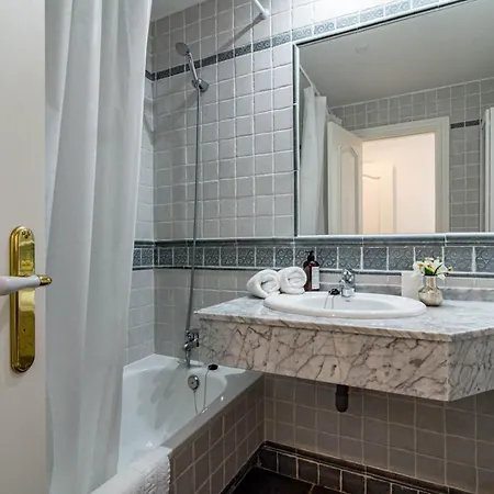 Contemporary 2br Apt With Terrace In Nueva Andalucia 'the Golf Valley' شقة *
