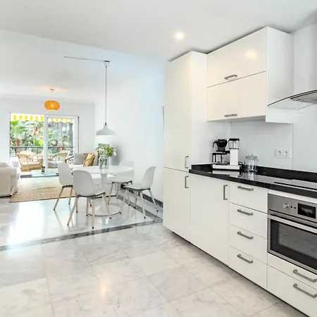 Contemporary 2br Apt With Terrace In Nueva Andalucia 'the Golf Valley' 아파트