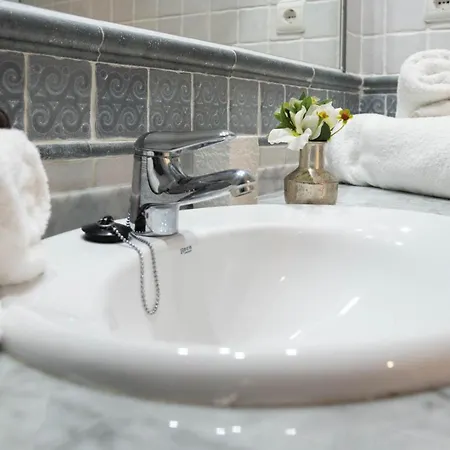 Contemporary 2br Apt With Terrace In Nueva Andalucia 'the Golf Valley' 마르베야