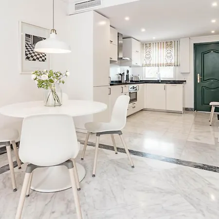 Contemporary 2br Apt With Terrace In Nueva Andalucia 'the Golf Valley' 아파트 *