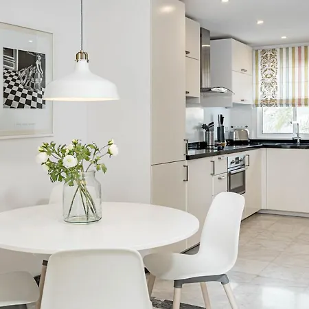 Contemporary 2br Apt With Terrace In Nueva Andalucia 'the Golf Valley' 아파트