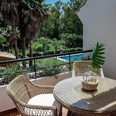 아파트 Contemporary 2br Apt With Terrace In Nueva Andalucia 'the Golf Valley'